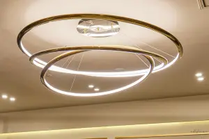 골드 링 펜던트가 빛나는 고급 중식당 조명